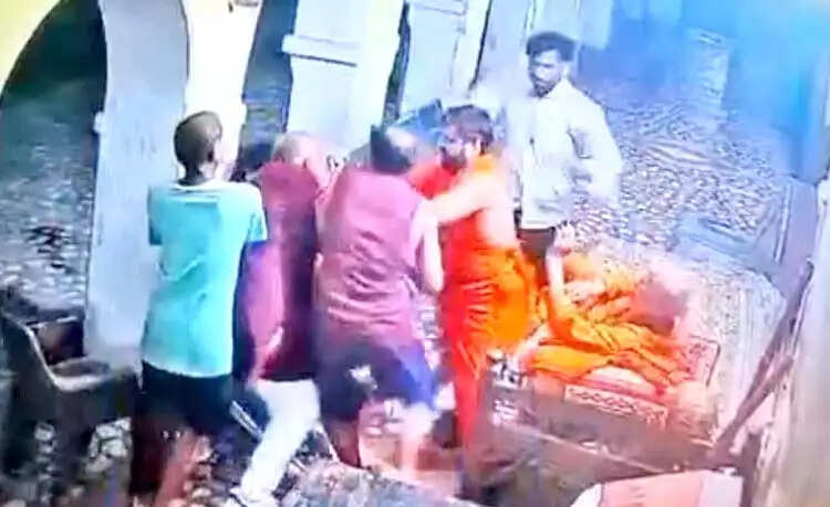 आश्रम की संपत्ति को लेकर संग्राम, संतों के दो पक्ष भिड़े, मारपीट का वीडियो वायरल