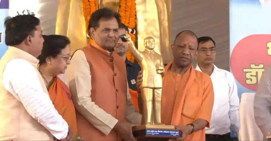 राष्ट्रगान, राष्ट्रगीत और भारतीय एकता व अखंडता से खिलवाड़ करना बाबा साहब का अपमान : योगी आदित्यनाथ