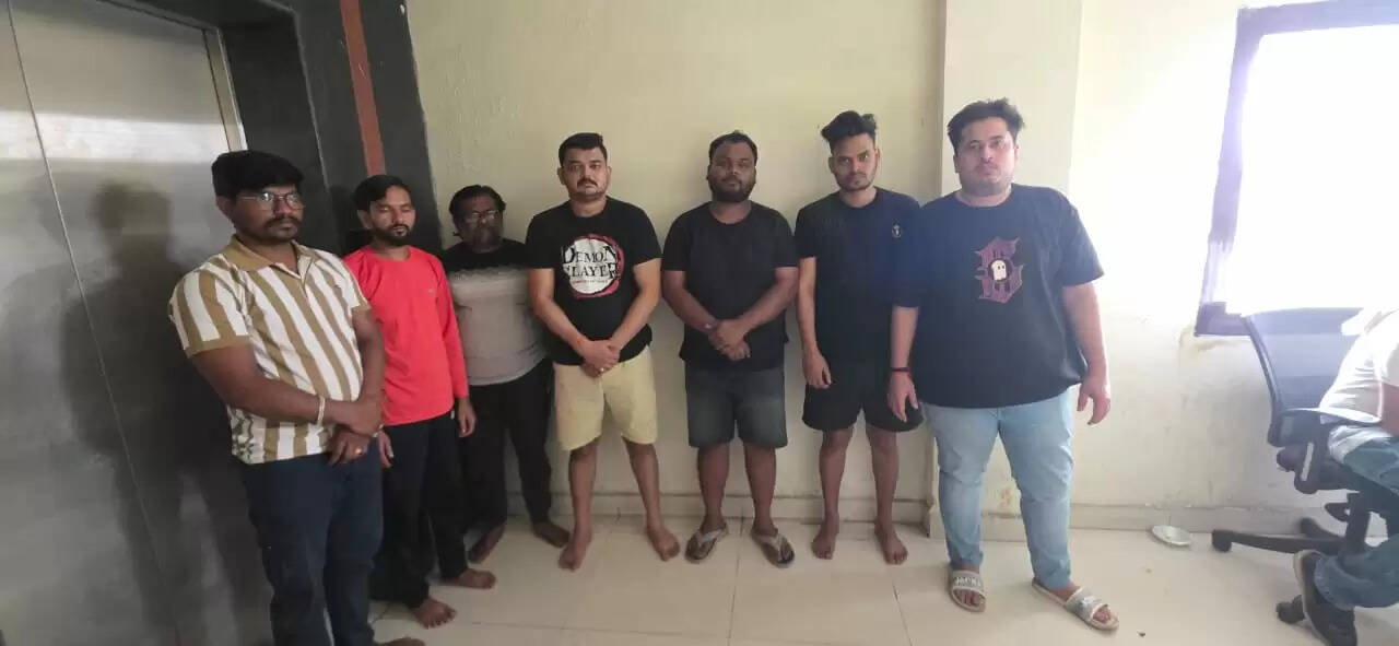 छग : ऑनलाइन सट्टा गिरोह का मास्टर माइंड बाबू खेमानी सहित मुम्बई व गोवा से सात आरोपित गिरफ्तार, एक पैनल नेटवर्क ध्वस्त