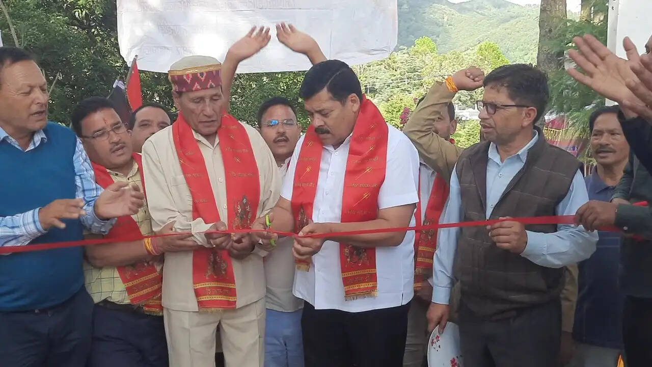 देवीधार में महोत्सव का शुभारंभ, कलश यात्रा और शोभायात्रा में उमड़ी श्रद्धालुओं की भीड़