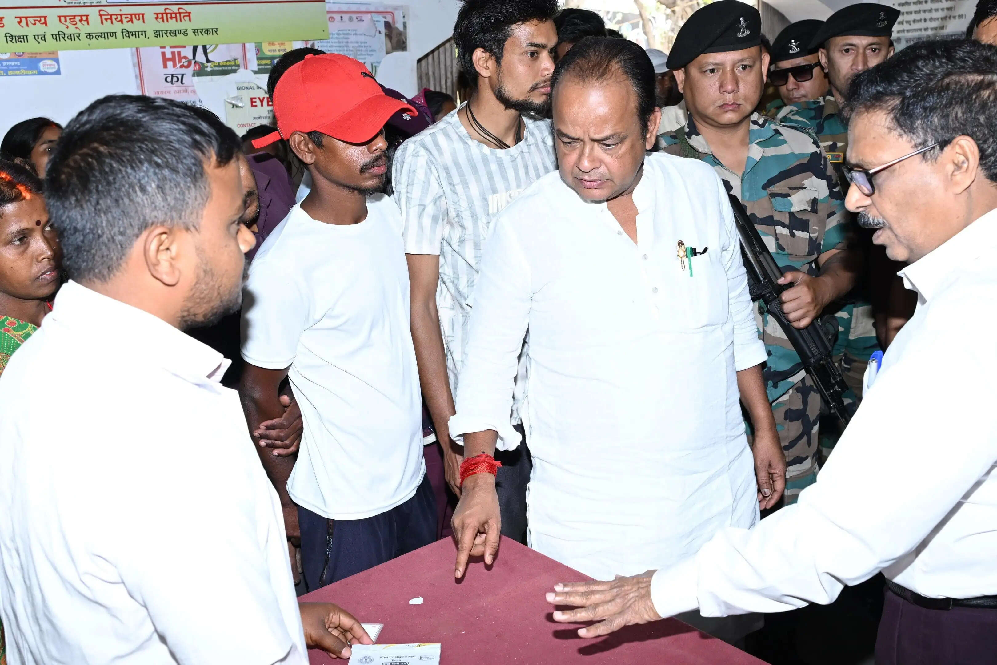 स्वास्थ्य मंत्री ने बिष्णुगढ़ सामुदायिक स्वास्थ्य केंद्र का किया औचक निरीक्षण