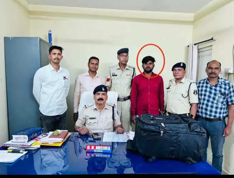 रायपुर स्‍टेशन से 10 क‍िलो गांजा के साथ एक आरो‍प‍ित ग‍िरफ्तार