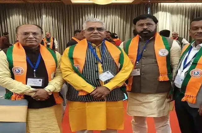 दिलीप घोष के खिलाफ तृणमूल कांग्रेस की चुनाव आयोग से शिकायत, पुलिसकर्मियों को धमकाने का आरोप