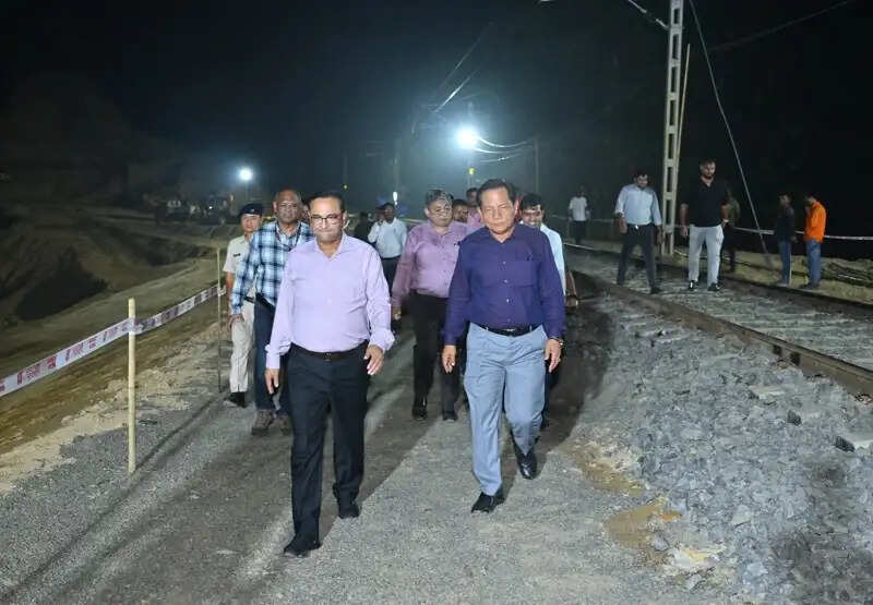 पूसीरे के महाप्रबंधक ने सायरंग रेलवे स्टेशन का किया निरीक्षण