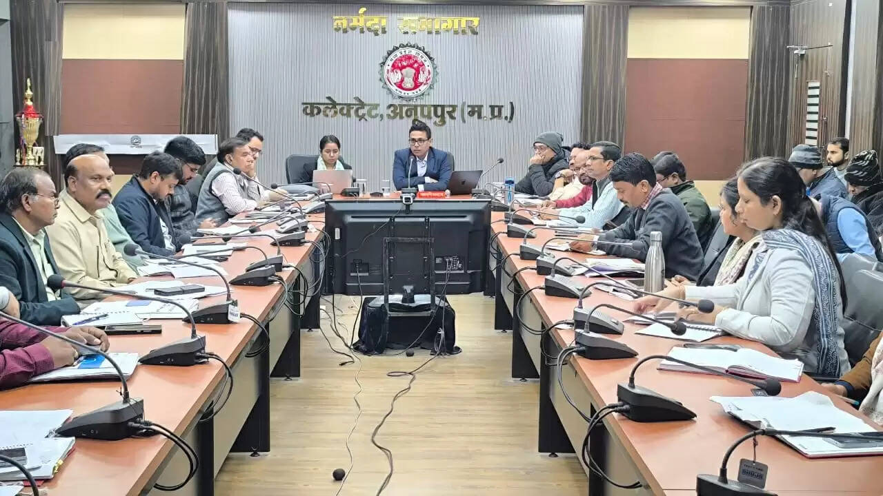 अनूपपुर: एसडीएम उपार्जन केंद्रों के व्यवस्थाओं एवं गतिविधियों का करें निगरानी, शिविर लगा सुने समस्याएँ -कलेक्टर