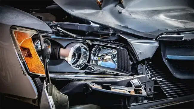 मुंबई में बीएमडब्ल्यू पलटी, तीन की मौत, एक घायल