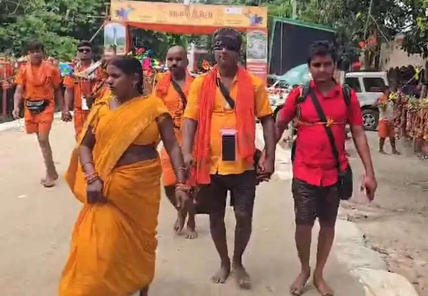 आंखों पर पट्टी बांधकर 105 किमी की कठिन कांवड़ यात्रा, महादेव के अनोखे भक्त संतोष साह की भक्ति देख हर कोई हैरान