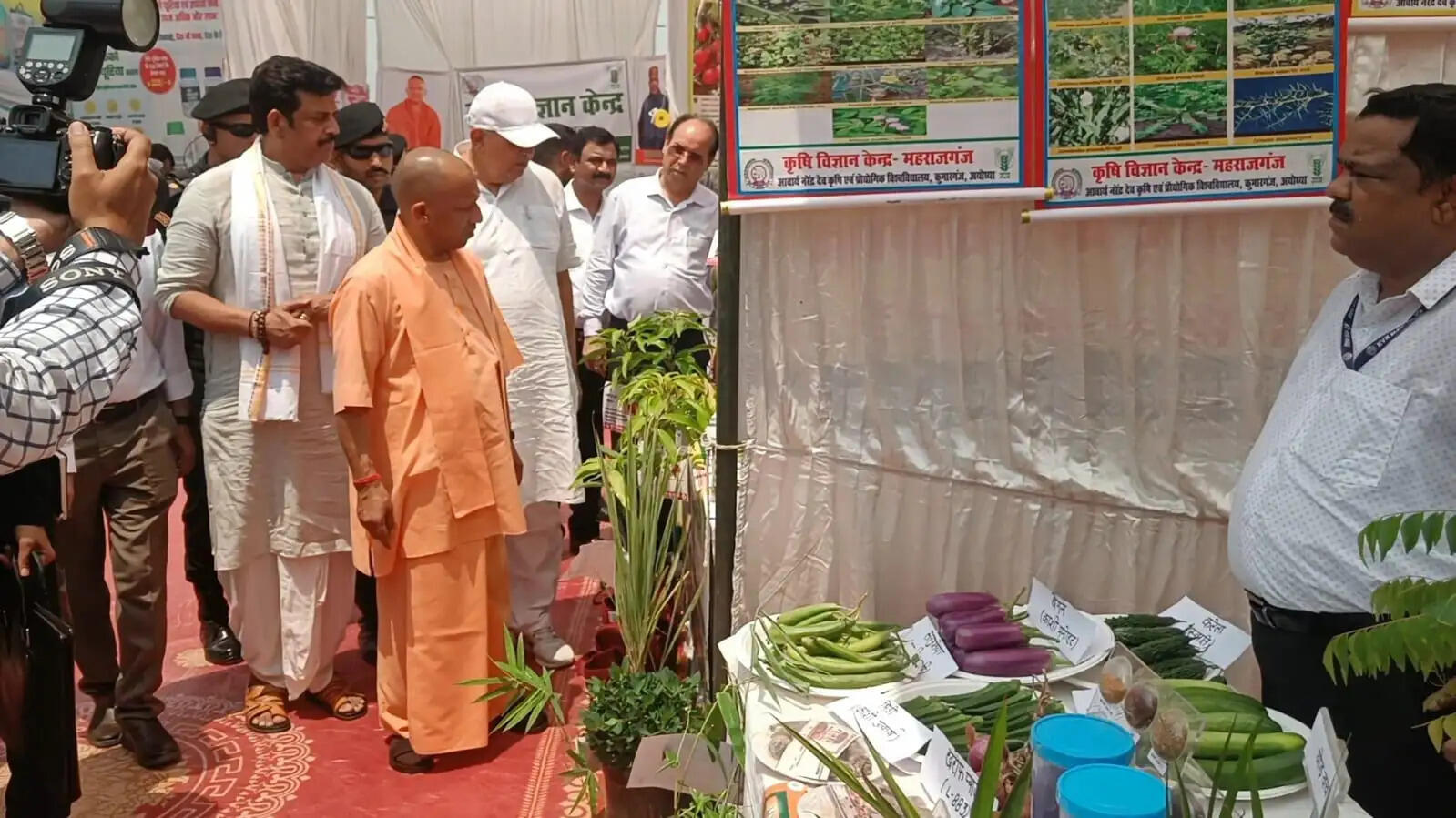 गोरखपुर में मण्डलीय खरीफ उत्पादन गोष्ठी, मुख्यमंत्री ने स्टालों का किया अवलोकन