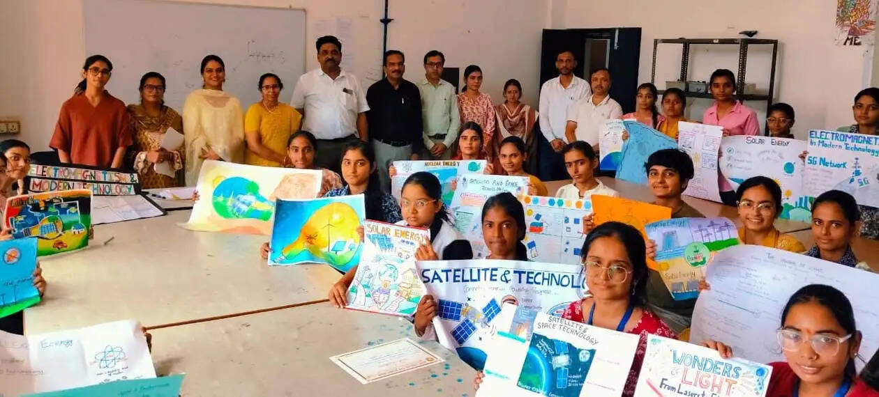 हिसार: राजकीय महिला महाविद्यालय में पोस्टर मेकिंग में छात्राओं ने दिखाई वैज्ञानिक सोच
