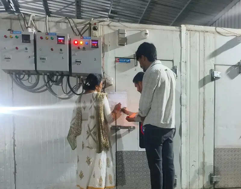 इंदौरः बिना पंजीयन एवं गंदगी में संचालित कुल्फी निर्माण इकाई पर बड़ी कार्रवाई: खाद्य कारोबार बंद कराया गया