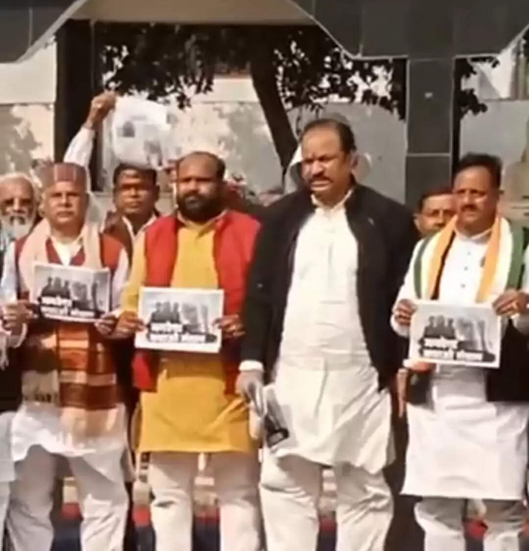 मनरेगा बचाने को कांग्रेस का उपवास, ‘रोजगार छीनने’ का आरोप