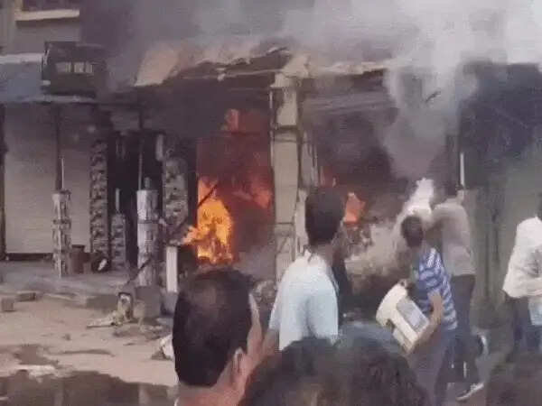 इंदौर में&nbsp;मल्टी के नीचे हार्डवेयर दुकान में भीषण आग, मची अफरा-तफरी, 20 हजार लीटर पानी से पाया काबू