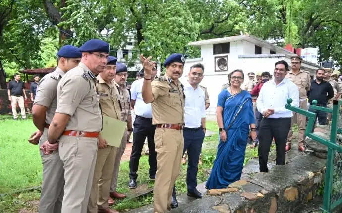 वाराणसी में प्रस्तावित एयर शो के लिए पुलिस आयुक्त ने बसंता कॉलेज का किया निरीक्षण