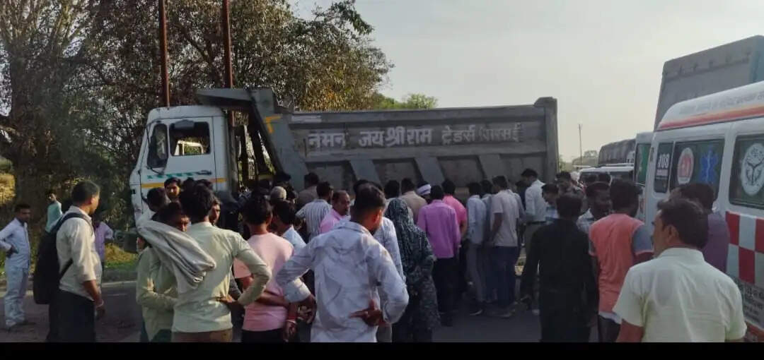 बाइक सवार युवक ट्रक में घुसा एक की मौत, साथी घायल