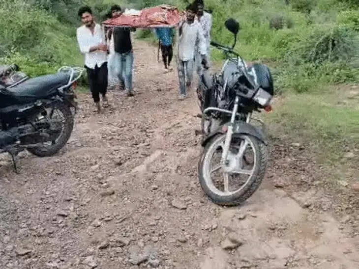 लेपर्ड ने तीन ग्रामीणों पर किया हमला, पलंग पर लिटाकर नीचे सड़क तक लाया गया