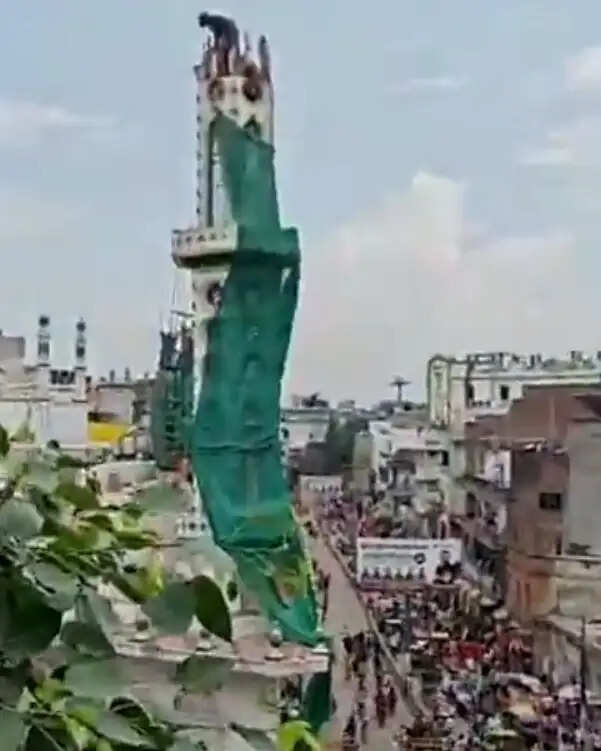 वाराणसी : दालमंडी चौड़ीकरण अभियान के तहत ताेड़ी गई लंगड़े हाफिज मस्जिद की मीनार, बंद रहा आवागमन