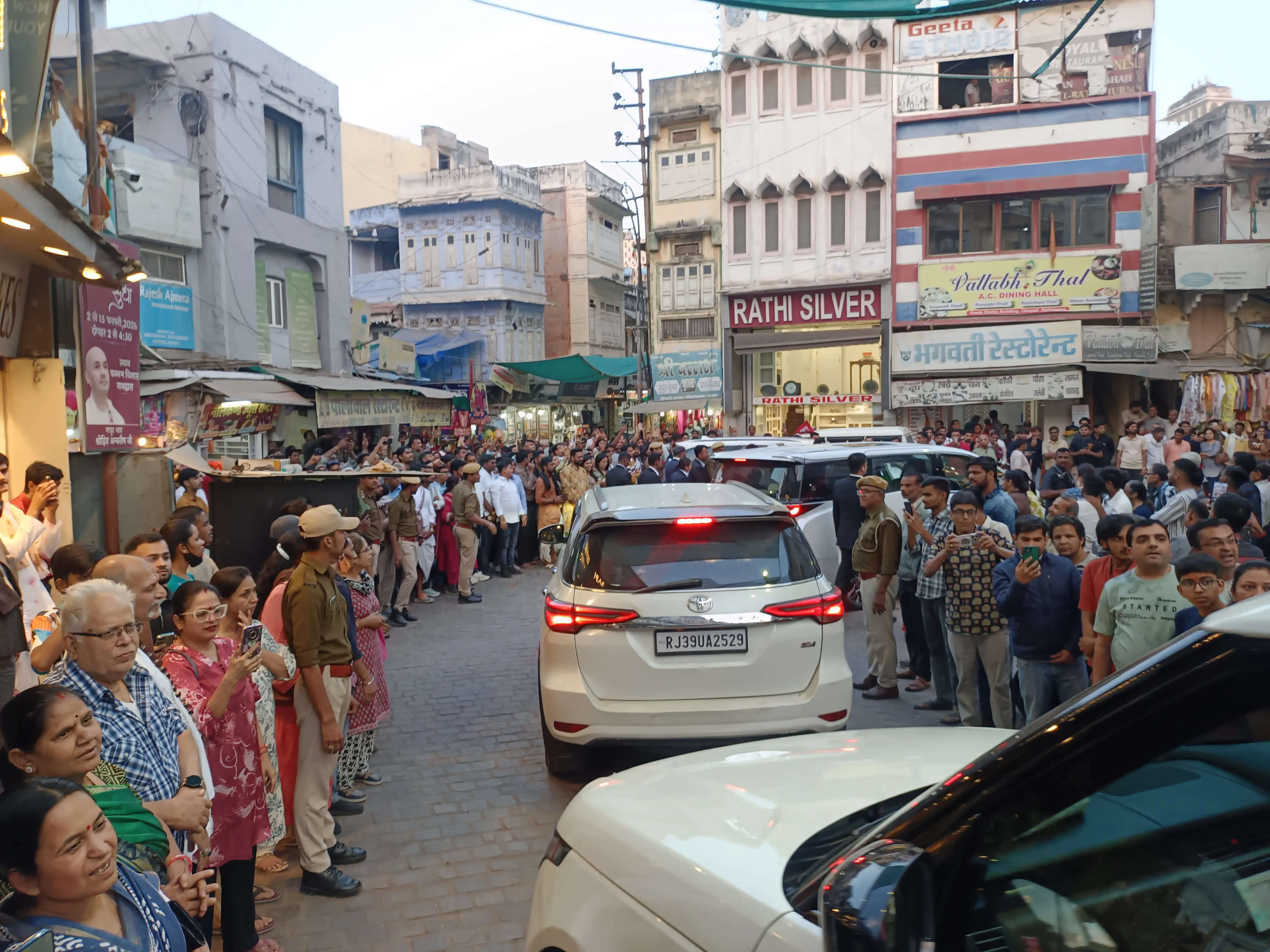 कोकिलाबेन अंबानी ने श्रीनाथजी मंदिर में मनाया जन्मदिन