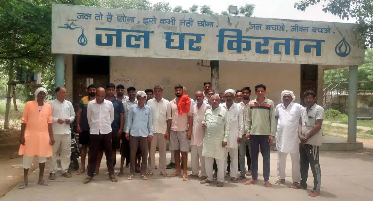 हिसार : आधा दर्जन गांवों में जलसंकट, पेयजल किल्लत से परेशान ग्रामीणों ने किया प्रदर्शन