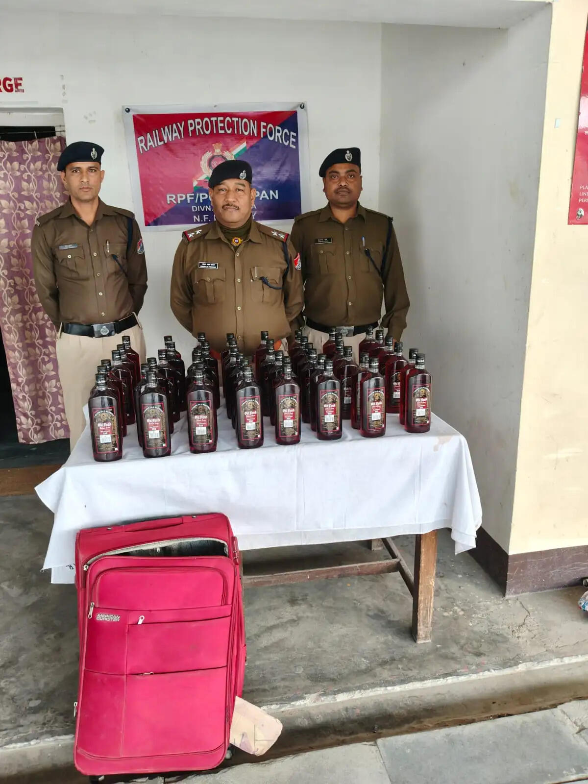 रगांपारा आरपीएफ ने जब्त की तस्करी कर लायी गयी शराब