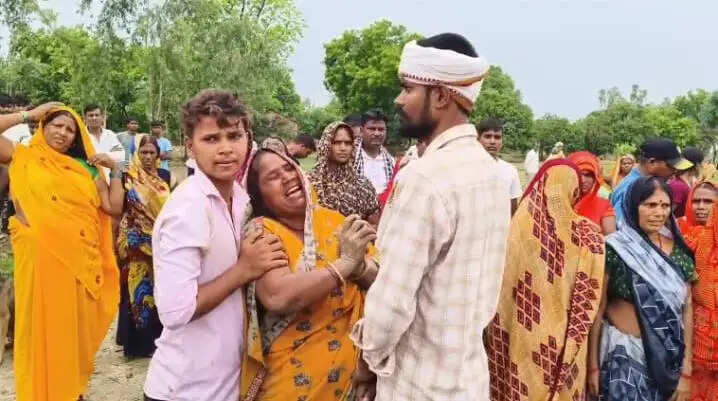 संदिग्ध परिस्थितियों में युवती का मिला शव, परिजनों ने हत्या का लगाया आरोप