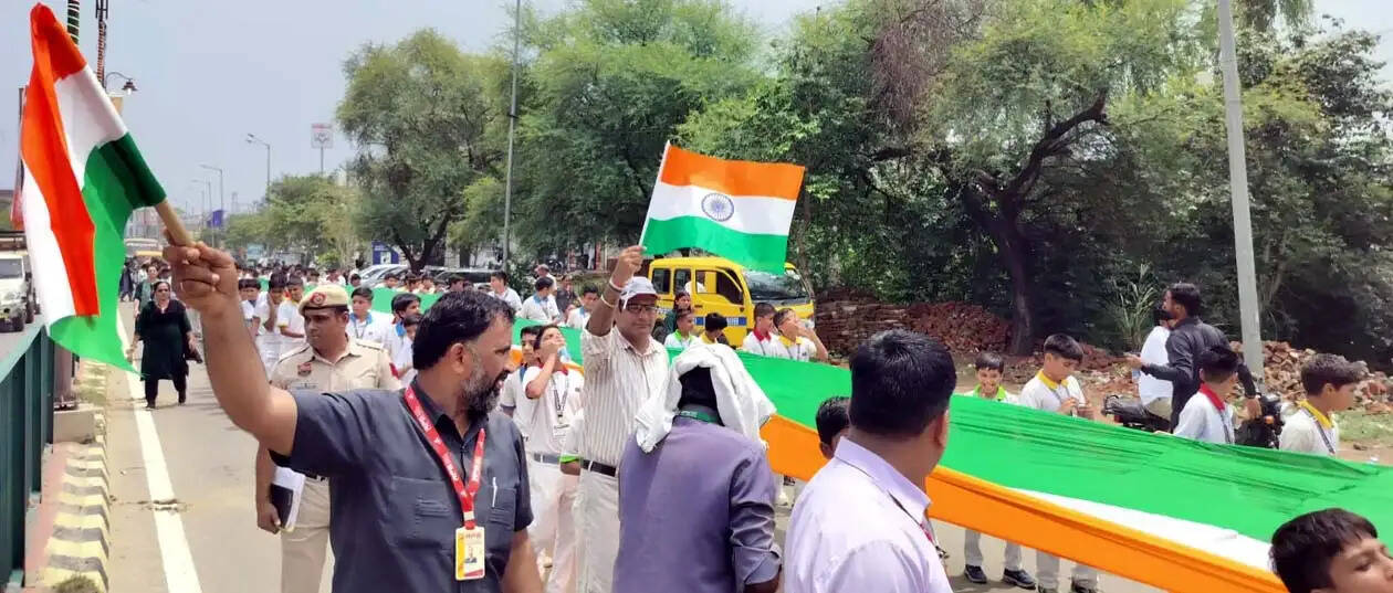 देशभक्ति के रंग में रंगा हांसी, 500 फुट लंबे तिरंगे के साथ विद्यार्थियों ने निकाली भव्य तिरंगा यात्रा