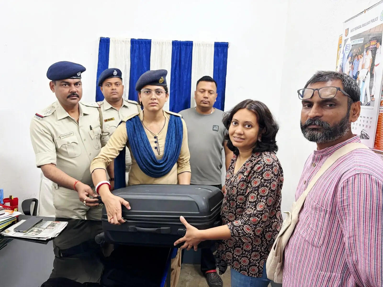 बोलपुर स्टेशन पर मिला यात्री का ट्रॉली बैग, पुलिस ने सोने के गहनों सहित सामान लौटाया