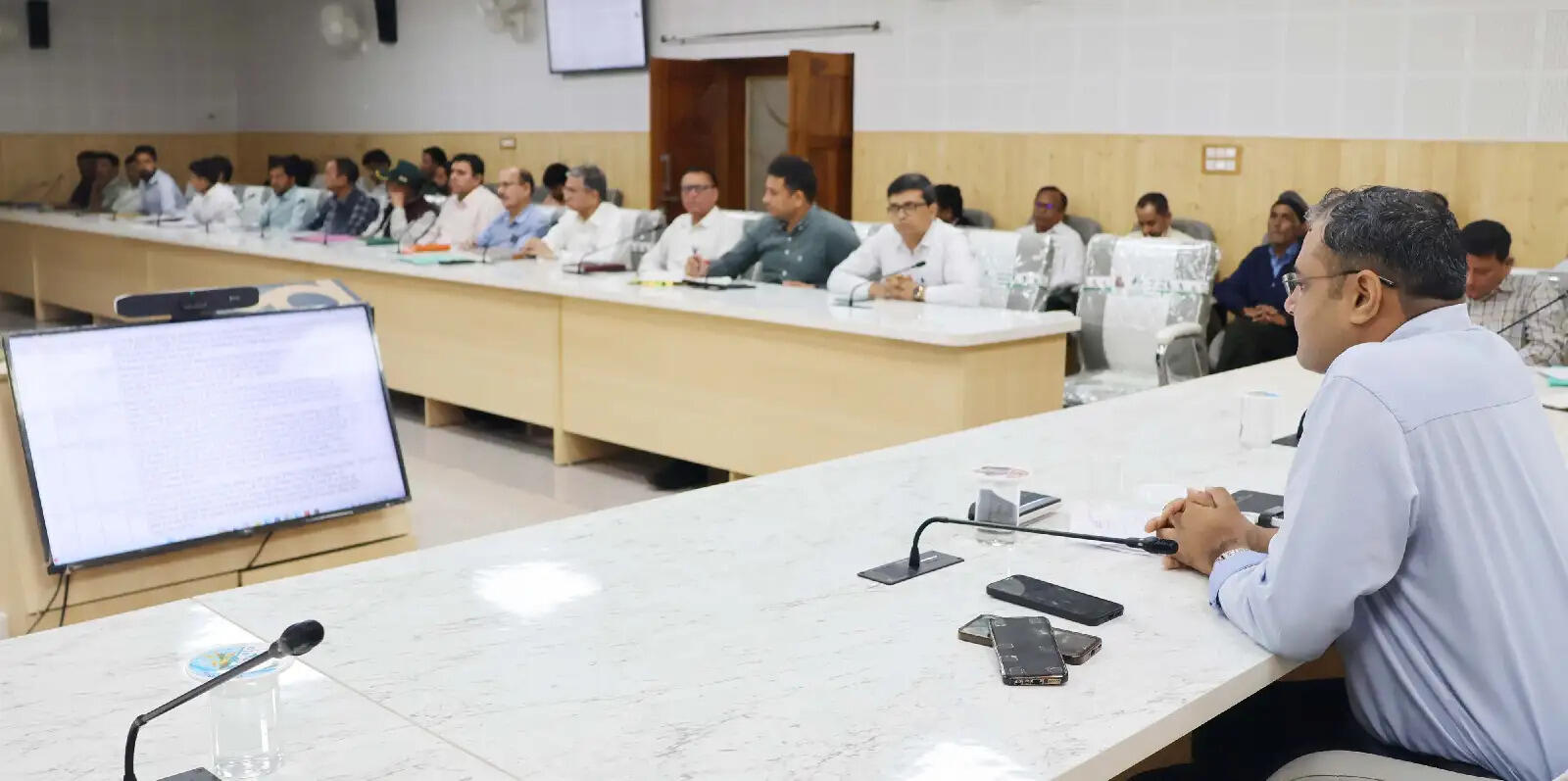 डीएम ने लंबित 60 शिकायतों को प्राथमिकता के आधार पर निस्तारण करने के लिए निर्देश