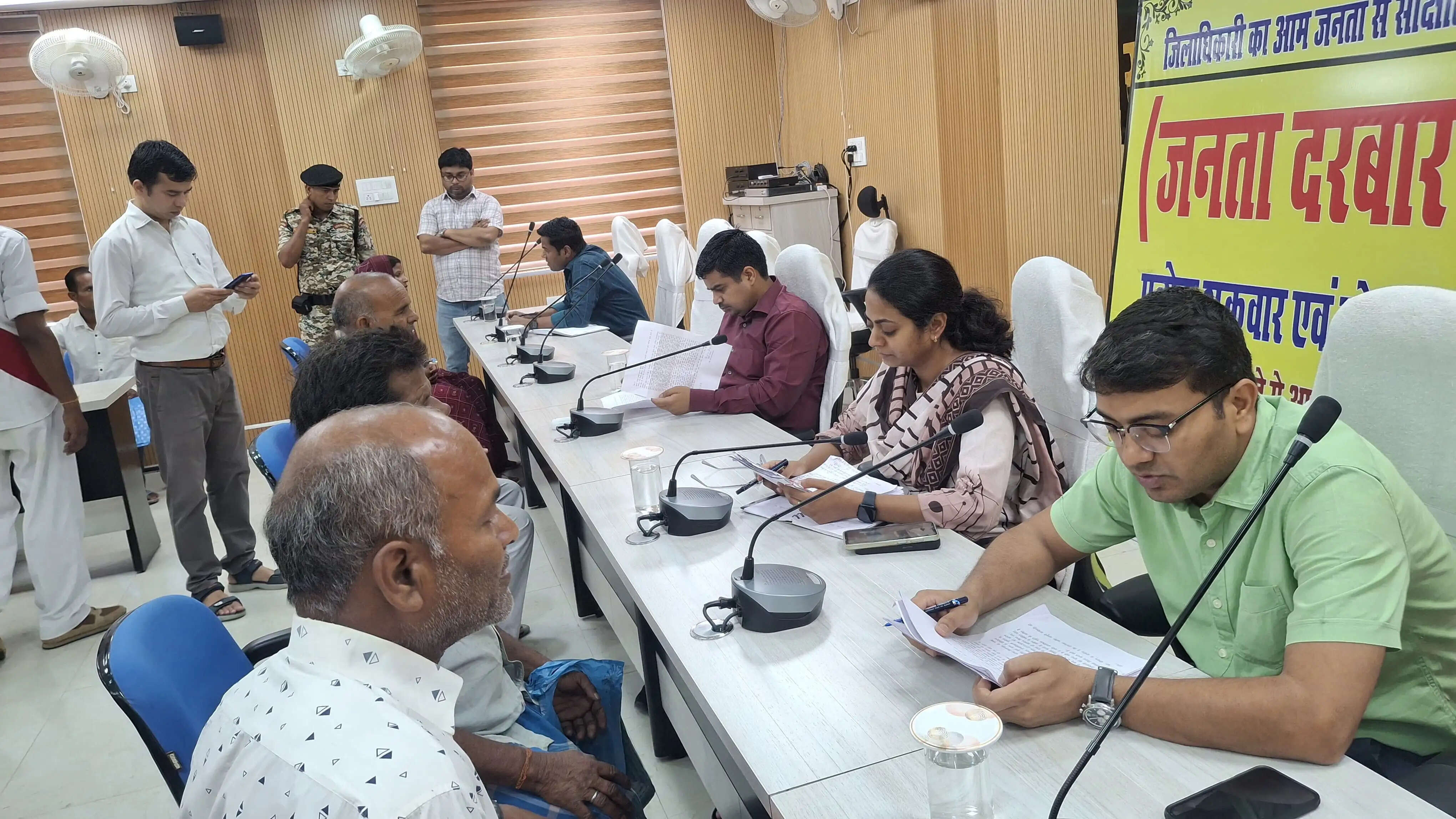 सुपौल समाहरणालय में जिला जनता दरबार आयोजित, डीएम सावन कुमार ने सुनीं 35 लोगों की समस्याएं