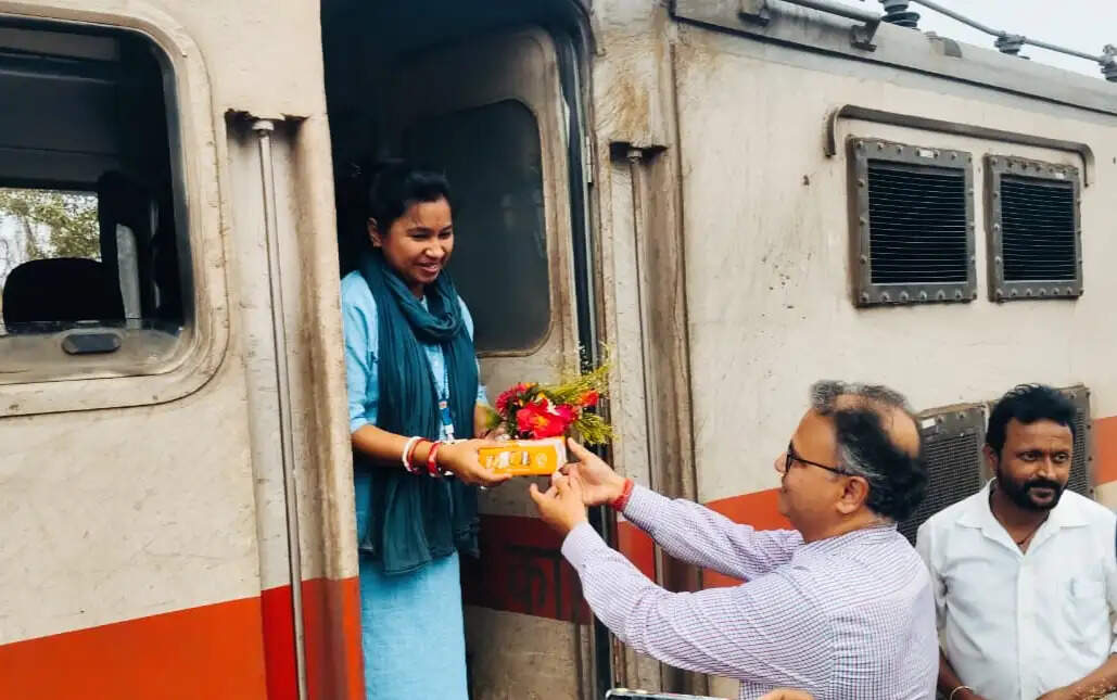 महिला दिवस पर हिजली स्टेशन से महिला क्रू ने चलाई विवेक एक्सप्रेस