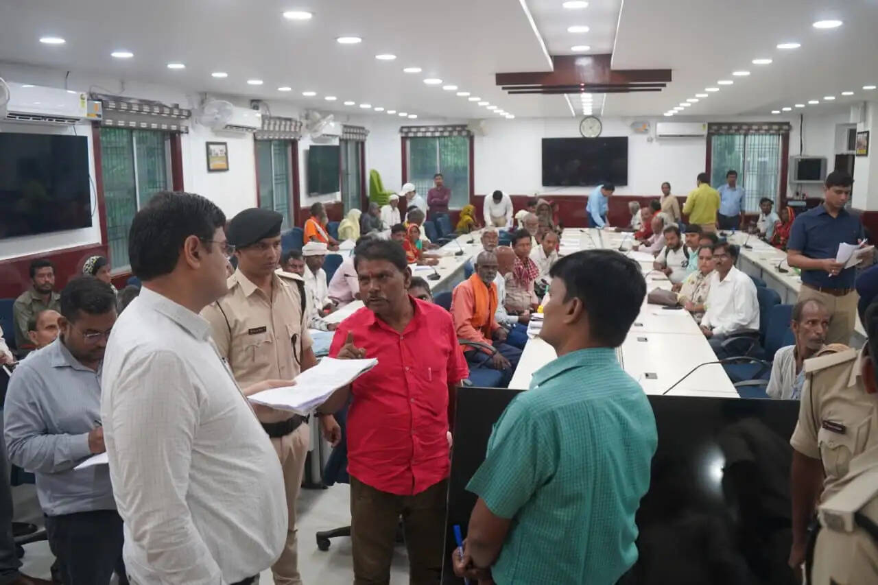 डीएम के जनता दरबार में 87 फरियादियों ने लगाई फरियाद