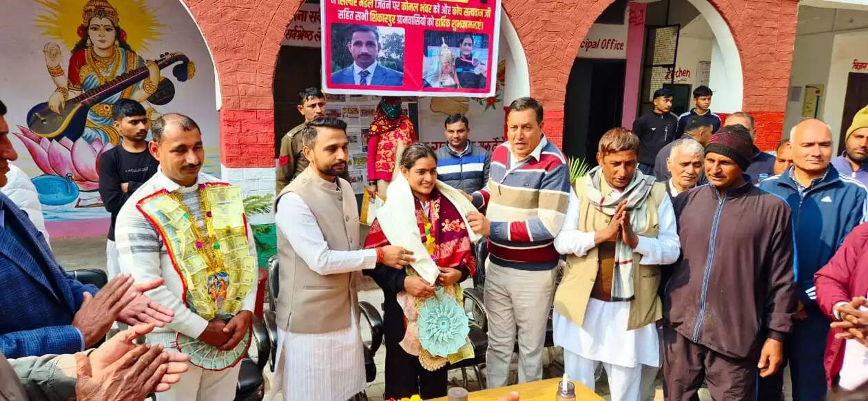 हिसार : वेट लिफ्टिंग में सिल्वर पदक विजेता कोमल को किया सम्मानित