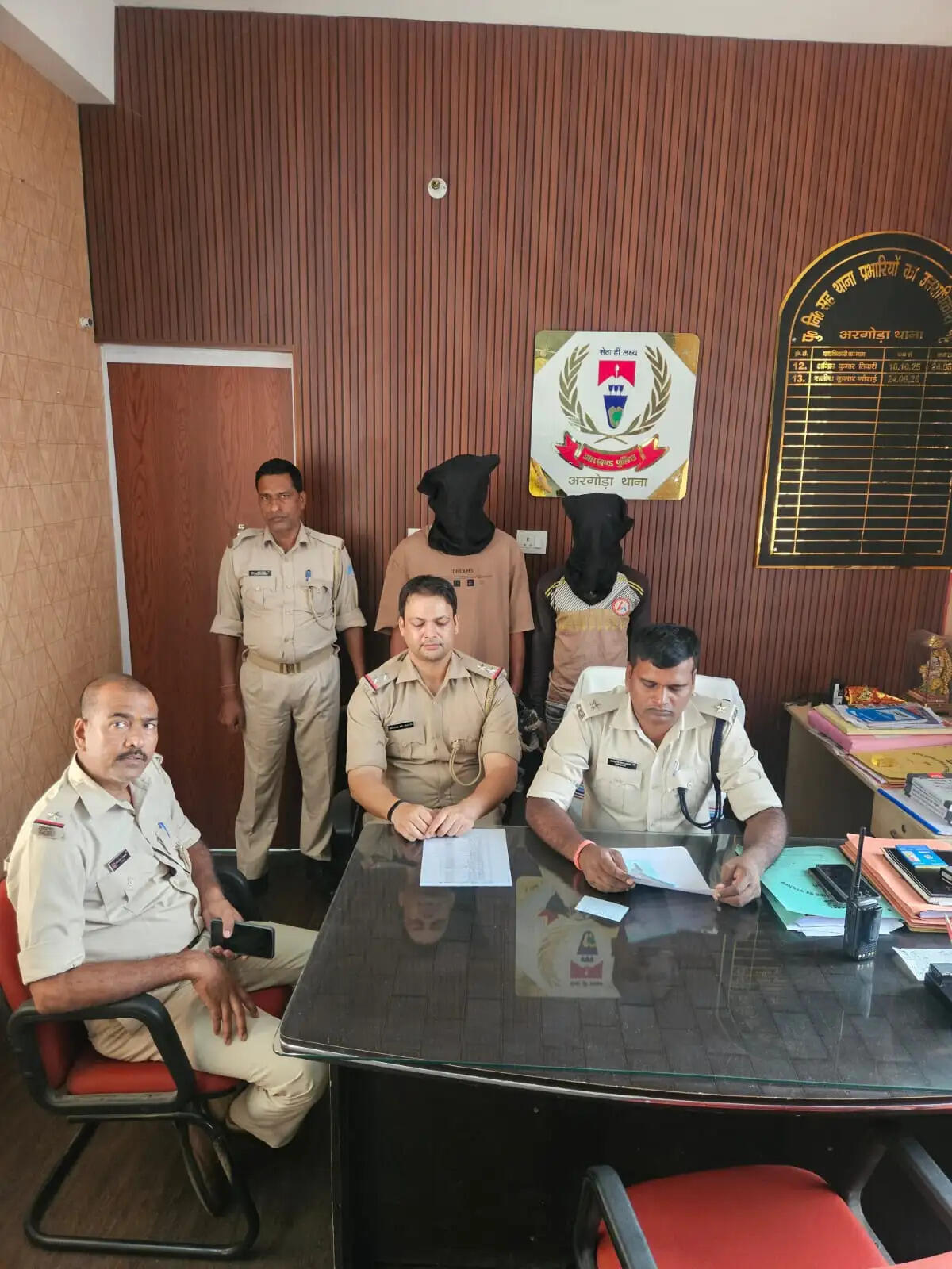 मोबाइल लूटने के आरोप में दो गिरफ्तार, चाकू बरामद