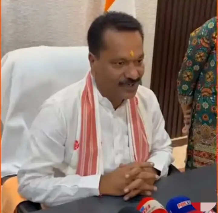 मंत्री अशोक सिंघल ने संभाला कार्यभार, कार्यालय में पूजा-अर्चना कर किया प्रवेश