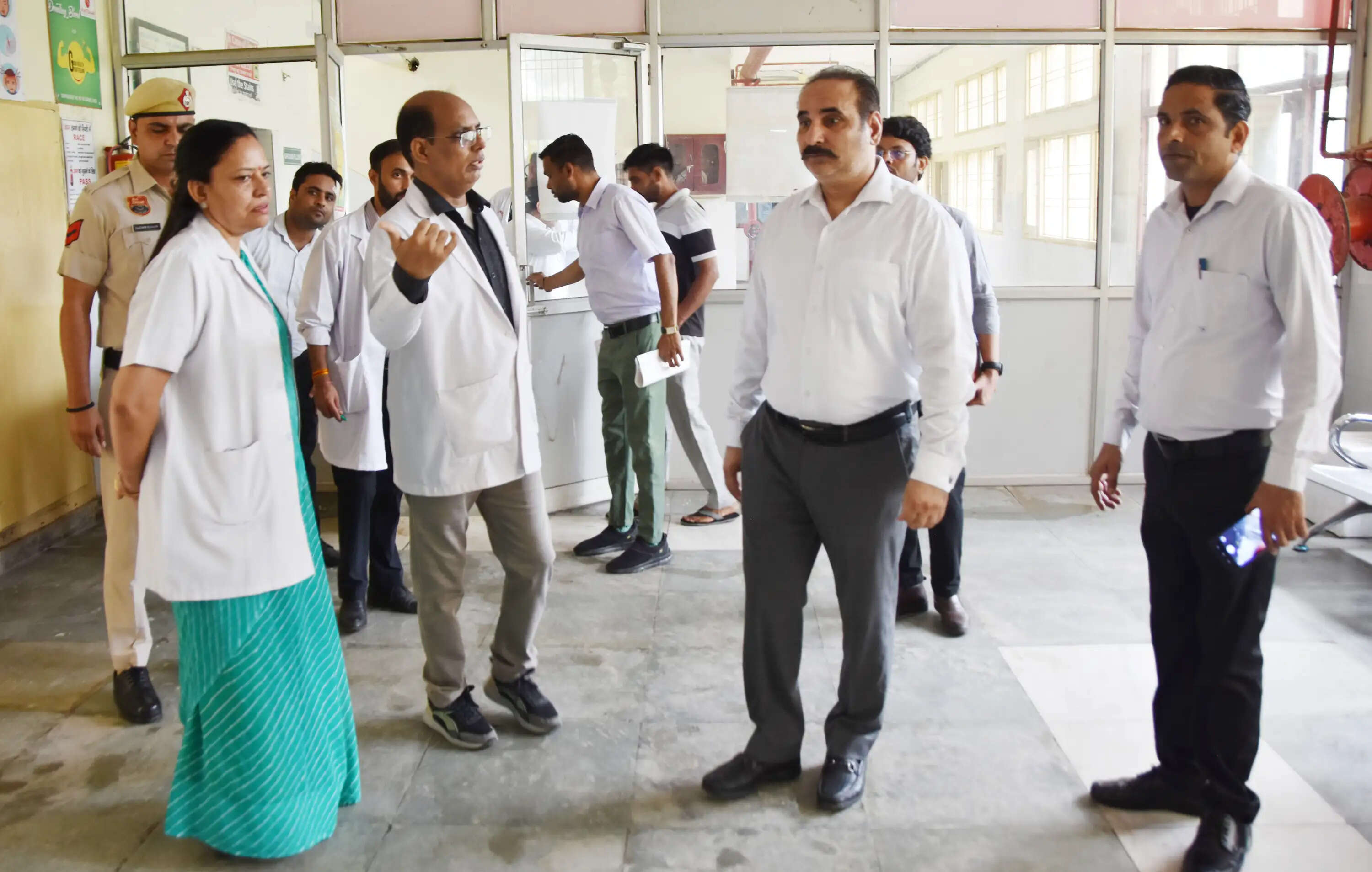 पलवल : नागरिक अस्पताल में लापरवाही पर सख्त हुए उपायुक्त, बोले- स्वास्थ्य सेवाओं में कोताही नहीं होगी बर्दाश्त