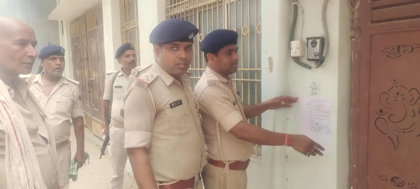 10 हजार का इनामी रिंकू पांडेय पुलिस के रडार पर, घर पर चस्पा हुआ इश्तेहार,25 आपराधिक मामलों का है लंबा इतिहास : एसपी