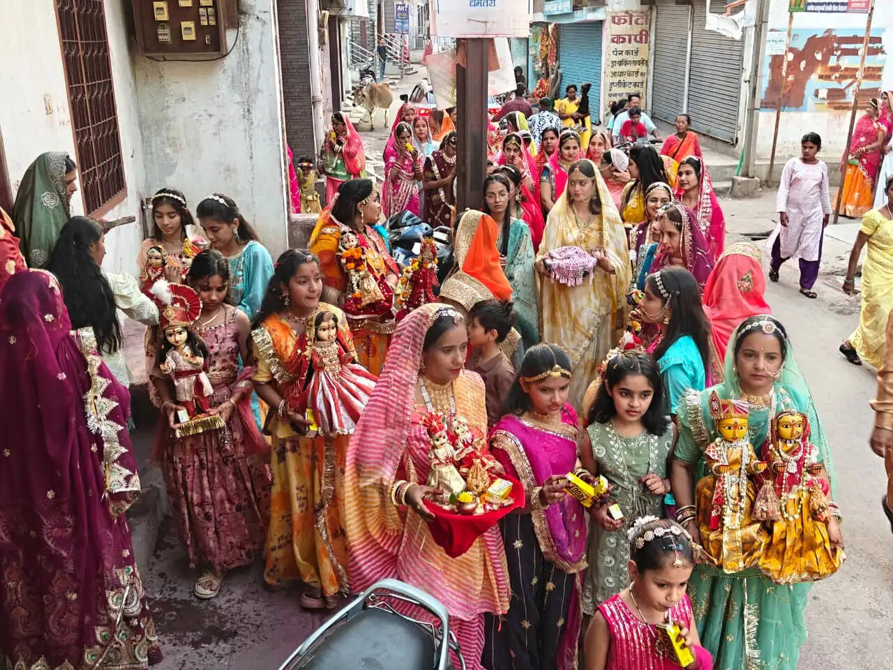 धमतरी में गणगौर की धूम: पारंपरिक वेशभूषा में सजी महिलाओं की शोभायात्रा