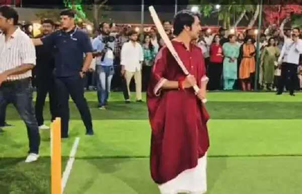 मैहर में बाबा बागेश्वर का अनोखा अंदाज, एसपी के साथ क्रिकेट पिच पर लगाए चौके-छक्के