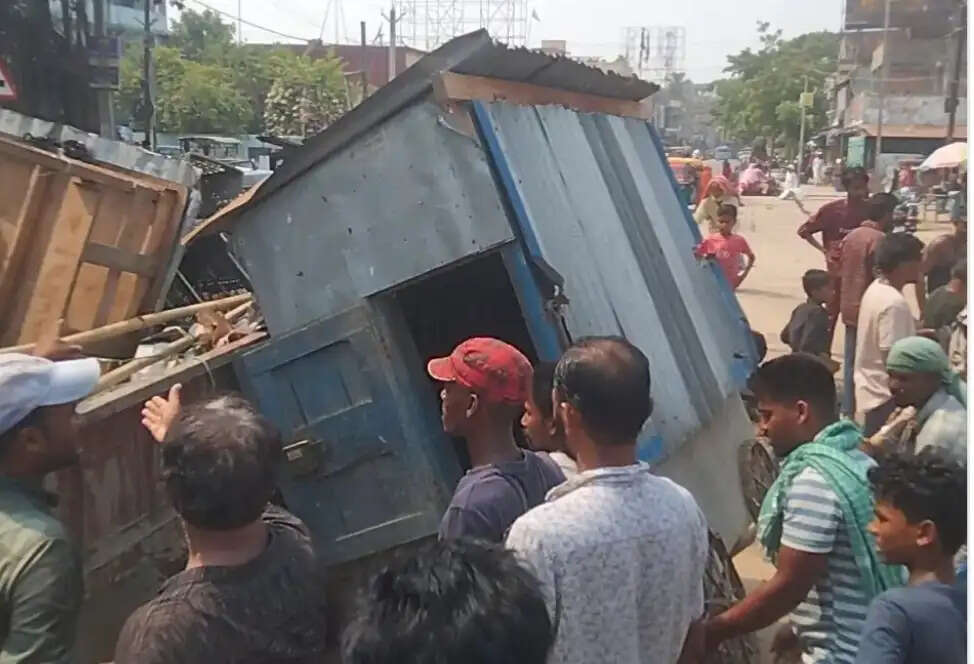 नप प्रशासन ने मुख्य बाजार में चला अतिक्रमण हटाओ अभियान