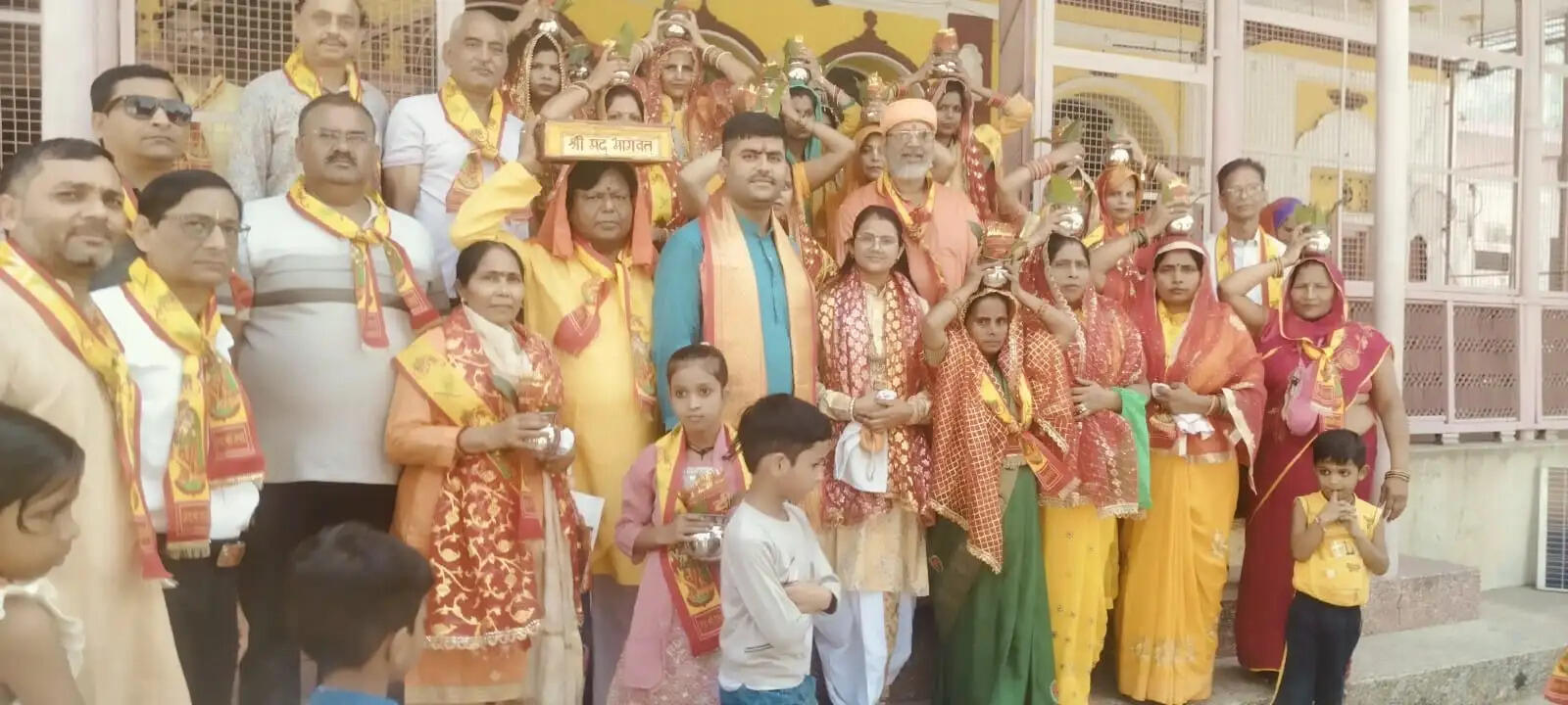 भव्य कलश यात्रा के साथ सात दिवसीय श्रीमद्भागवत कथा का शुभारम्भ