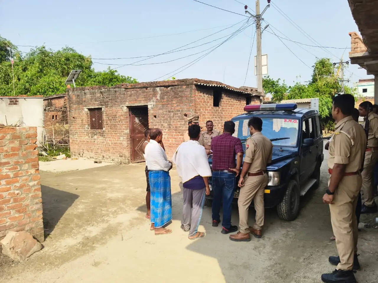 कुशीनगर डबल मर्डर, घर की कोठरी में मिलीं दो बहनों की लाशें, दो भाई हिरासत में