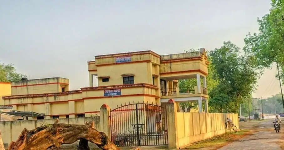 एसडीएम अनुपम मिश्रा और परिजनों के खिलाफ दहेज, मारपीट और उत्पीडन का केस दर्ज, चंदौली में ही पत्नी दिव्या भी एसडीएम