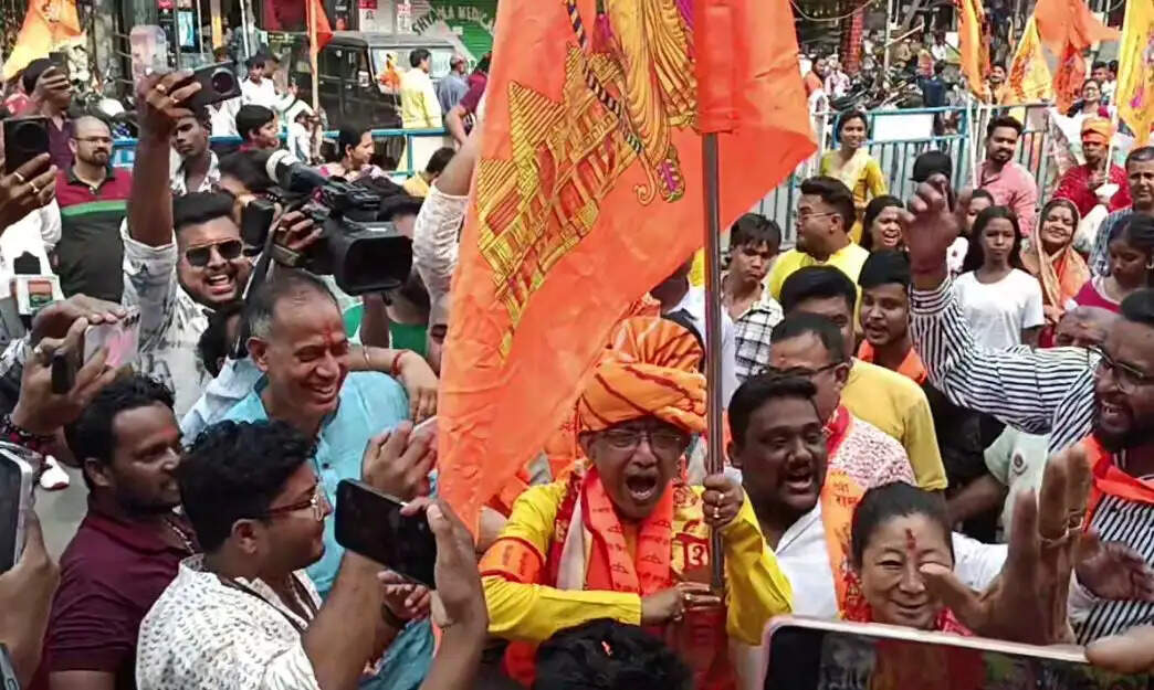 सिलीगुड़ी में रामनवमी जुलूस में साथ दिखे सियासी प्रतिद्वंदी