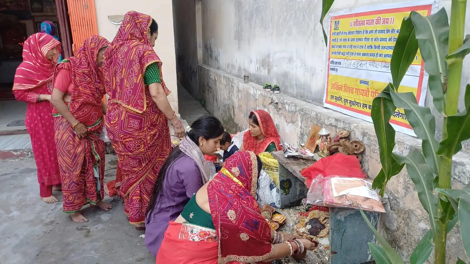 शीतलाष्टमी पर भक्ति, परंपरा और सेवा का संगम: ठंडे पकवानों से लगा माता को भोग