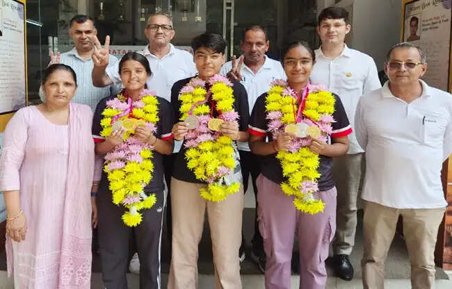 सोनीपत: राष्ट्रीय नेटबॉल में तीन बेटियों का पदक जीतने पर स्वागत