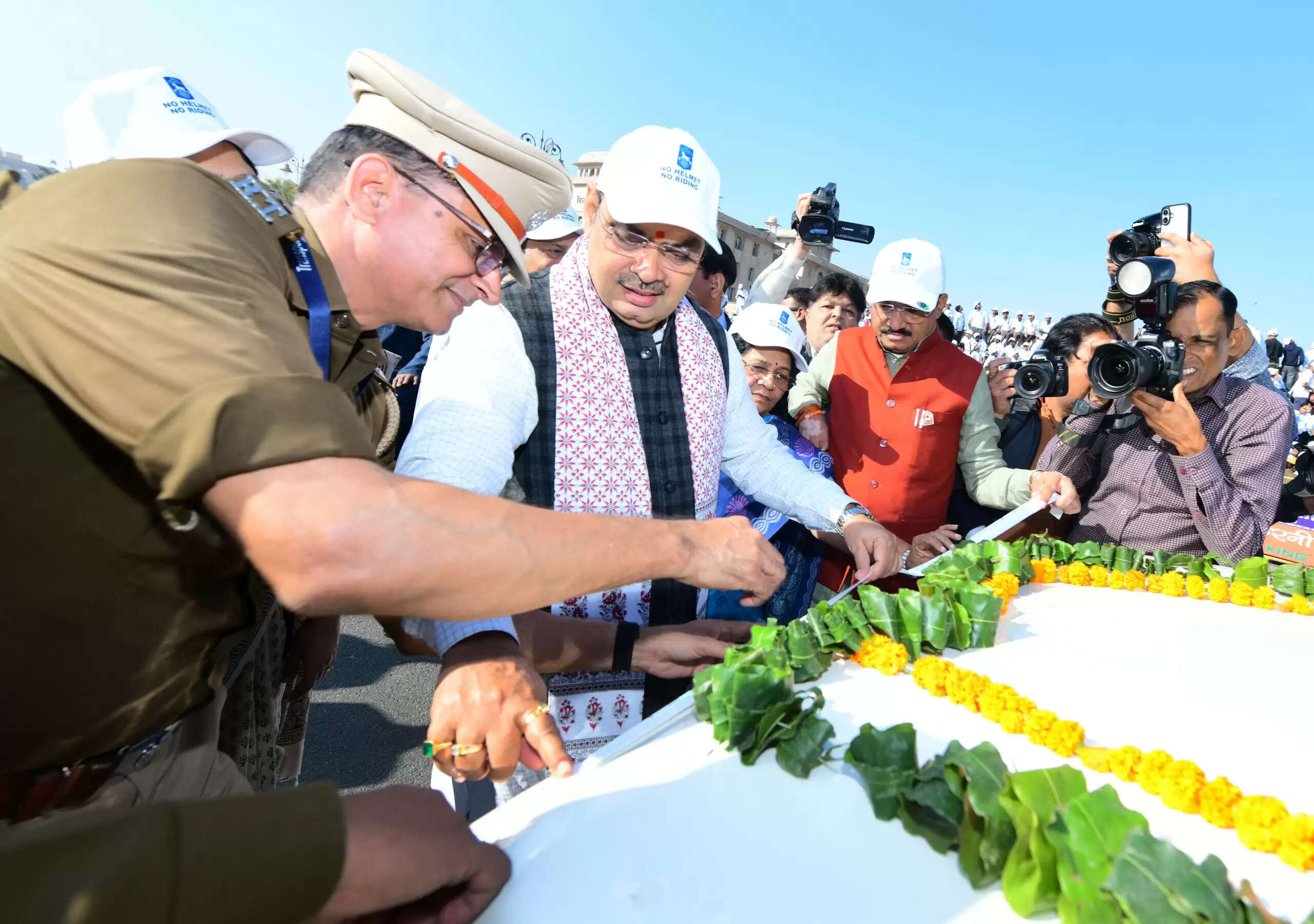 मुख्यमंत्री ने सड़क सुरक्षा जन-जागृति रथों को दिखाई हरी झण्डी