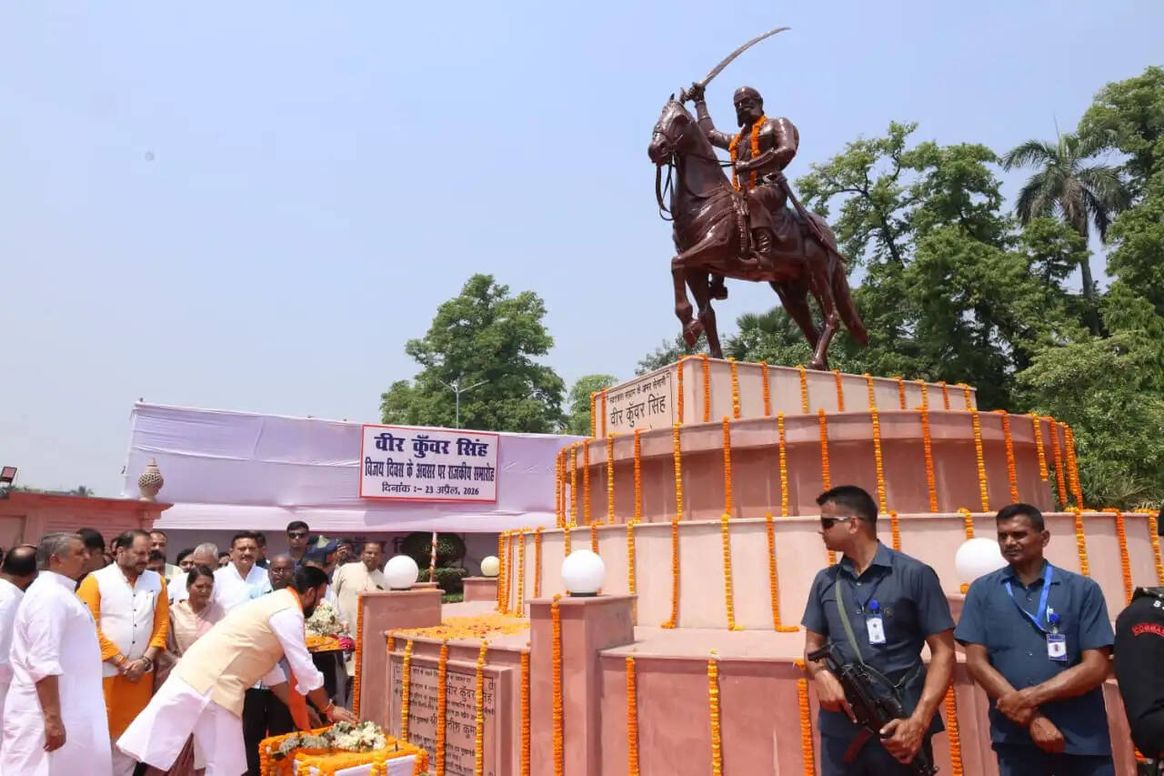 स्वतंत्रता संग्राम के महानायक बाबू वीर कुँवर सिंह के विजय दिवस पर मुख्यमंत्री ने माल्यार्पण कर दी श्रद्धांजलि