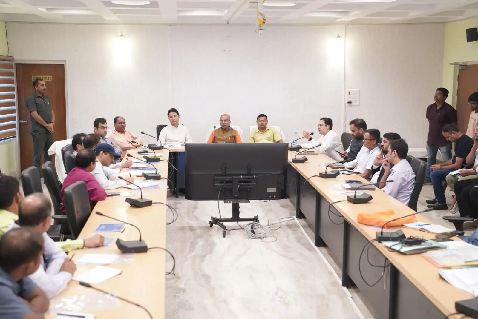 सिलीगुड़ी में पीएचई-पीडब्ल्यूडी की समीक्षा बैठक, ‘हर घर जल’ और सड़क परियोजनाओं की प्रगति पर चर्चा