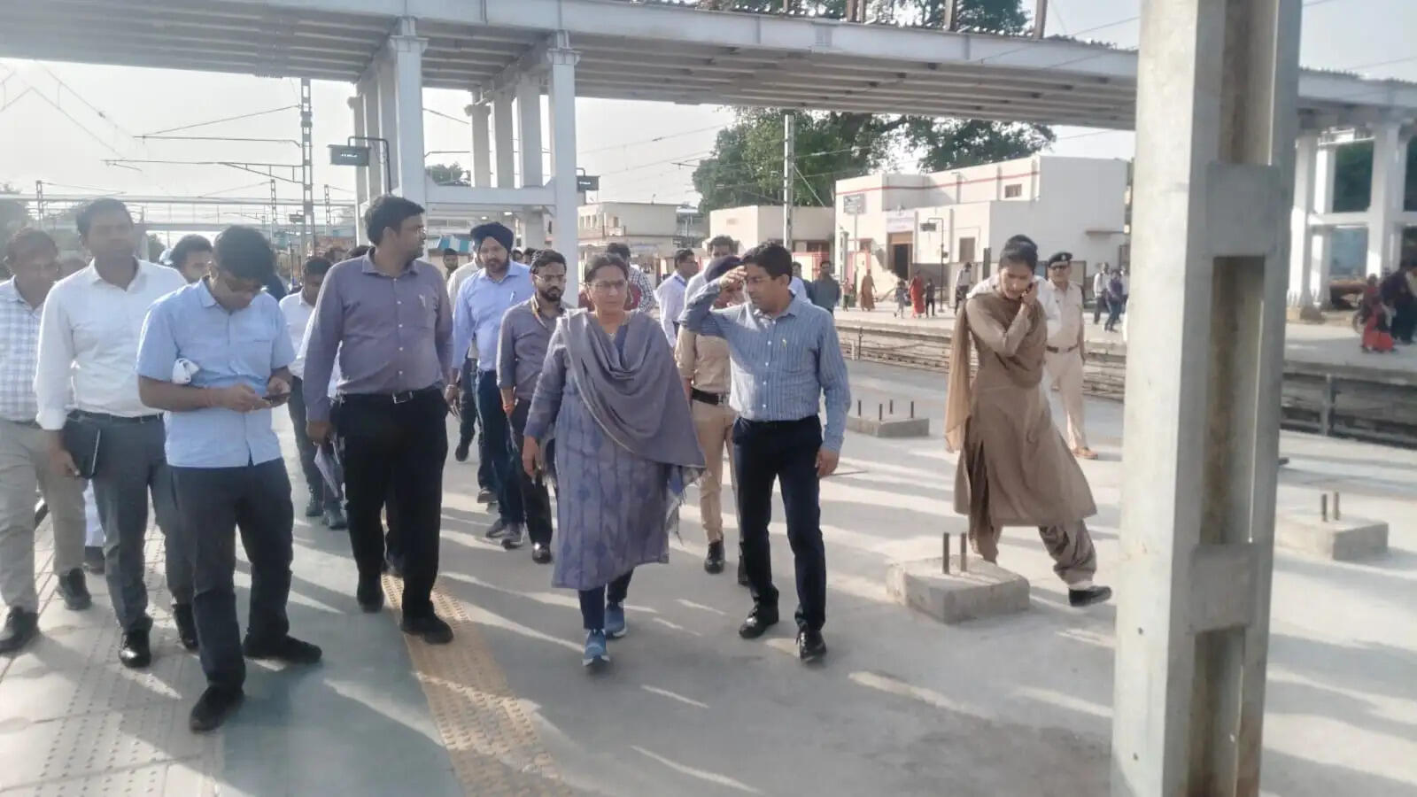 मंडल रेल प्रबंधक ने बरेली स्टेशन पर यात्री सुविधाओं को परखा