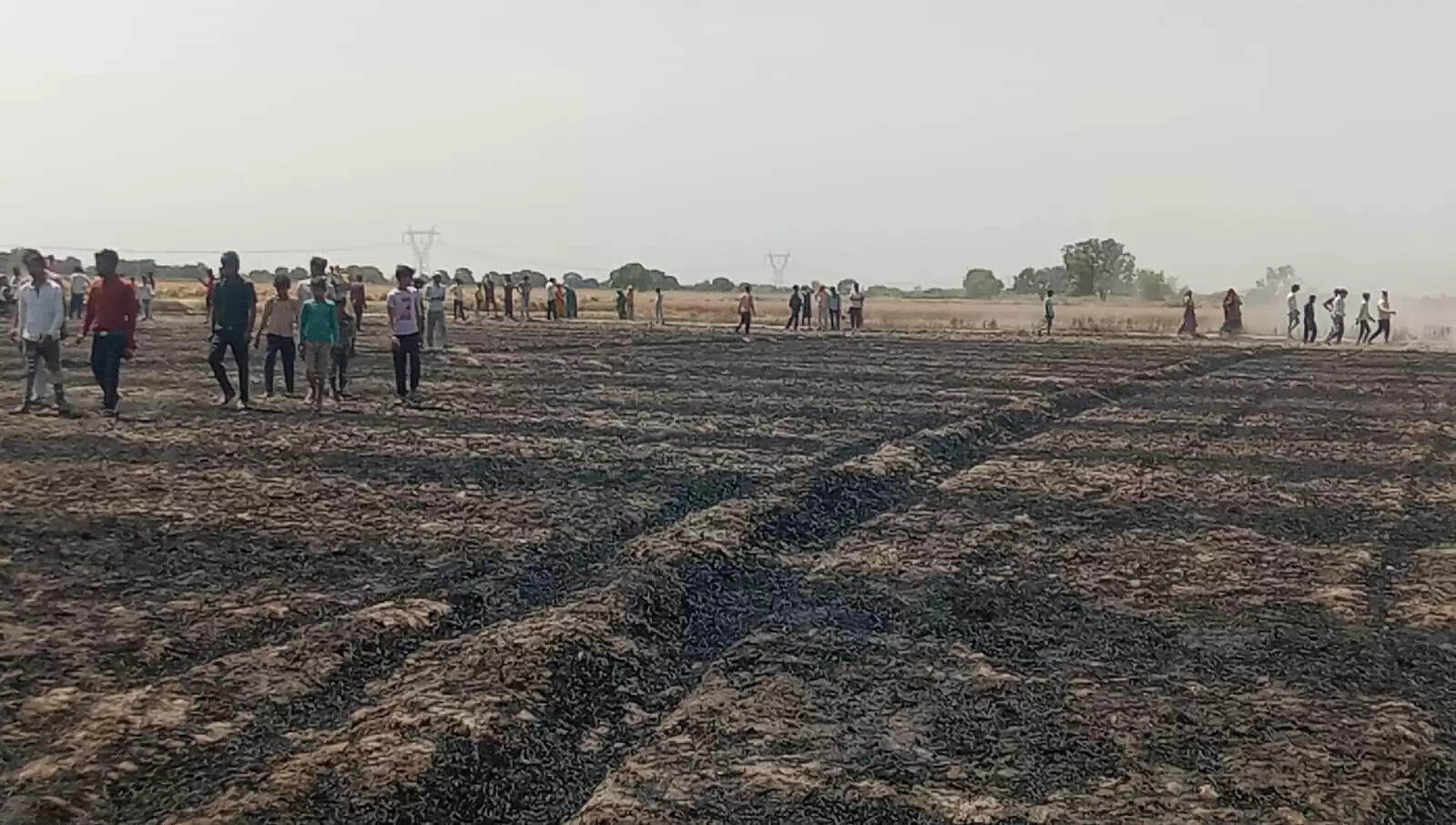 औरैया के अजीतमल में भीषण आग से 50 बीघा फसल जलकर राख