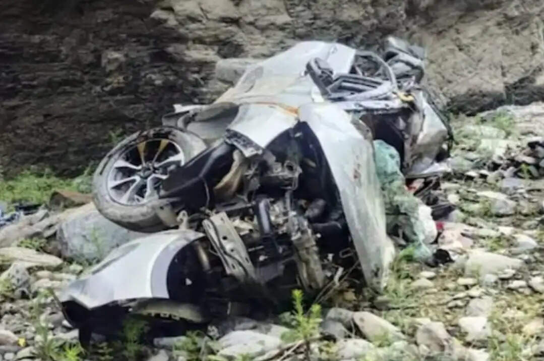 आनी में पहाड़ी से बोल्डर गिरने से डॉक्टर व पत्नी की मौत, बेटी गंभीर घायल